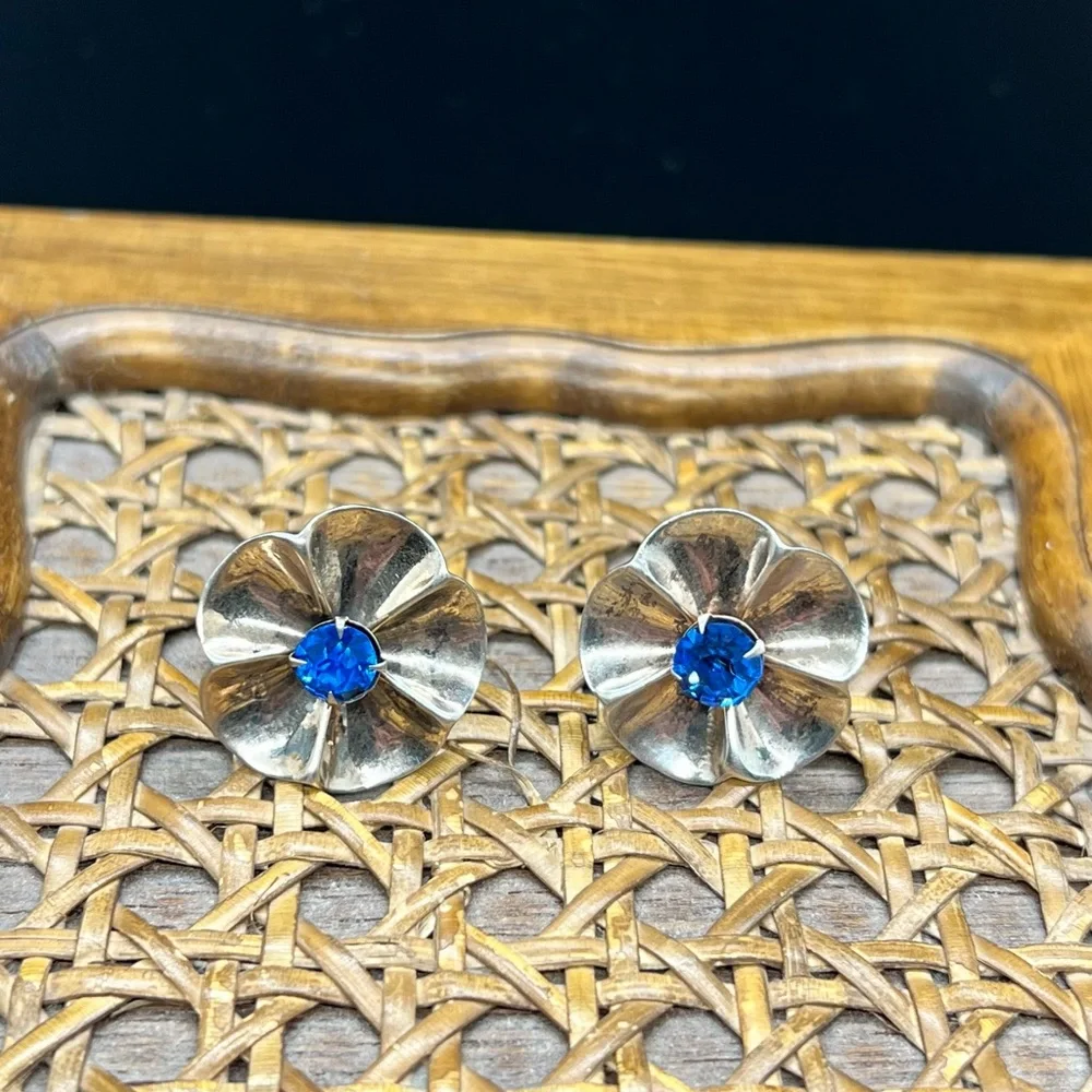 Vintage Silver Flower Shaped Earrings | Screw Back - Picture 8 of 13